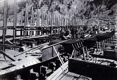 Yard no. 647, Baikal. Mostra il traghetto rompighiaccio Baikal in costruzione sul Lago Baikal, 1896 da English Photographer